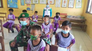  Temani Siswa, Satgas TMMD 110 Bojonegoro Sosialisasikan Pangan Jajanan Anak Sekolah